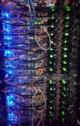 sperta-consulting-dominio-infraestructura-massimo-botturi-unsplash Foto de Massimo Botturi en Unsplash - foto de un rack de servidores